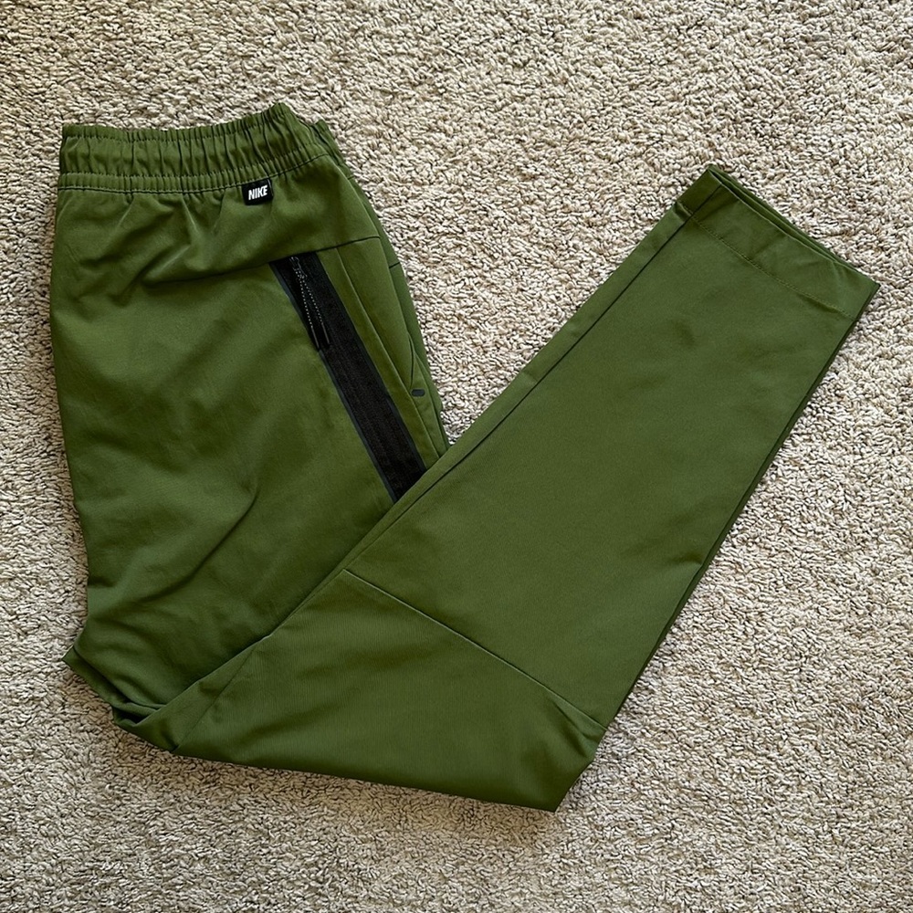 Nike Sportswear Tech Essentials Woven Pants